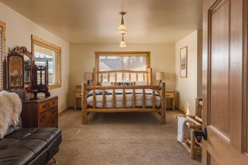 Majestic Valley Wilderness Lodge في Sutton: غرفة نوم بسرير واريكة