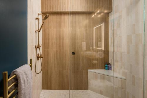 W łazience znajduje się prysznic ze szklanymi drzwiami. w obiekcie Majestic Valley Wilderness Lodge w mieście Sutton