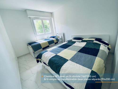 1 dormitorio con cama y ventana en Appartement parisien 56 m2 neuf, moderne avec 2 chambres, 4 lits, parking gratuit, 15min de Paris et 13 min aéroport Orly en Vitry-sur-Seine