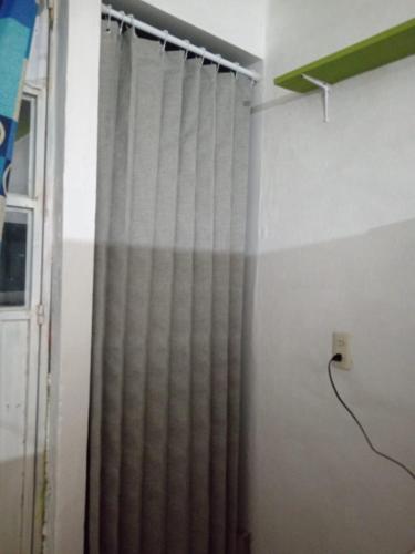 uma cortina de chuveiro num quarto com uma parede em MI PORTON GRIS em Santa Cruz Tecamac