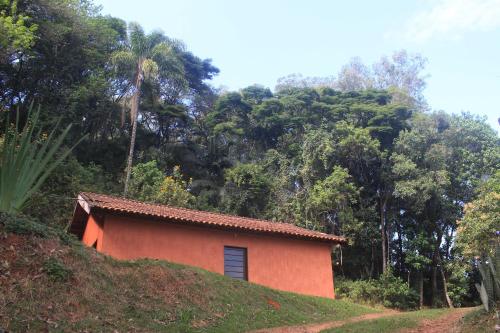 a small orange house on a hill with trees at Refúgio na Natureza - Recanto Leve Amor in Águas de Lindóia