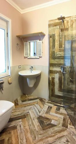 a bathroom with a sink and a toilet and a shower at All Seasons Villa 1, Golem Kompleksi Dielli in Qerret