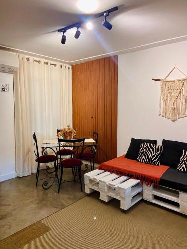 uma sala de estar com uma cama e uma mesa com mesa; em Galeria SP Hostel em São Paulo
