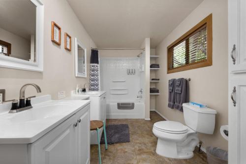 uma casa de banho branca com um WC e um lavatório em The Sequoia House em Kernville
