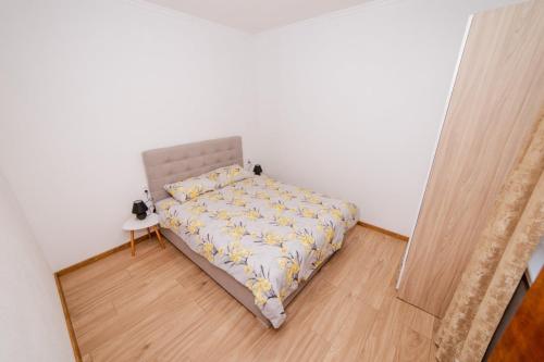 特雷比涅Apartman KOSTA 2的一间卧室配有一张床和一张桌子