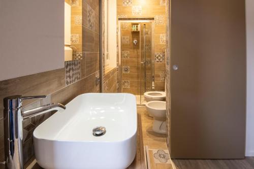 baño con lavabo blanco y 2 aseos en Host4ALL PALOMBINA en Falconara Marittima