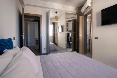 1 dormitorio con 1 cama grande y TV en Host4ALL PALOMBINA en Falconara Marittima