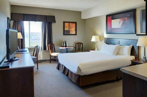 Postel nebo postele na pokoji v ubytování Radisson Hotel Fort St John