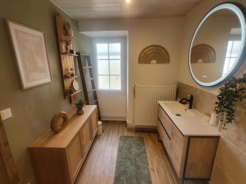 uma casa de banho com um lavatório e um espelho em La Storya em Meyras
