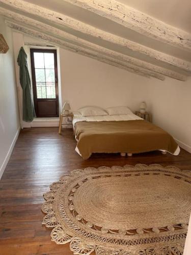 une chambre avec un lit et un tapis au sol dans l'établissement Ravissante maison entre ile rousse et calvi, à Cateri