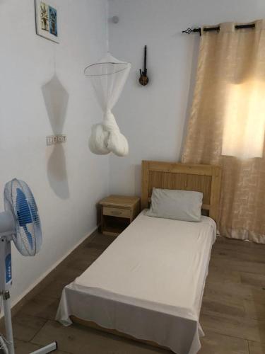 Chambre pour 3 personnes avec salle de bain privée tesisinde bir odada yatak veya yataklar