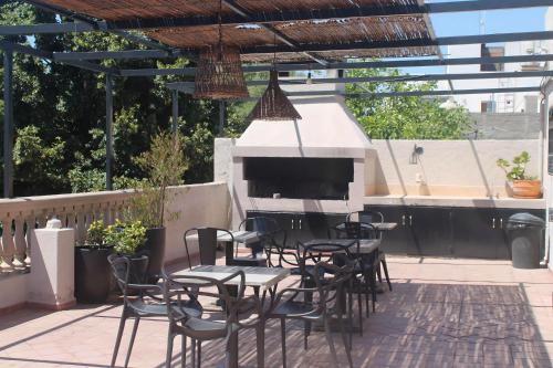 un grupo de mesas y sillas en un patio en Hotel Sienna en Mendoza