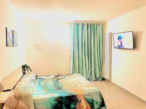 a bedroom with a bed and a window at Casa Vacanze Aversa centro 2 in Aversa