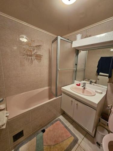 une salle de bain avec un lavabo, une baignoire et des toilettes dans l'établissement Maison a 10 minutes de Paris SLZ, à Colombes