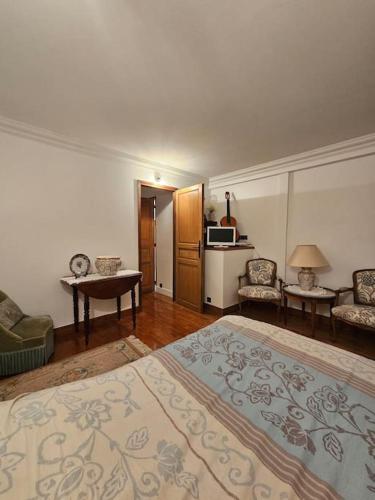 - un salon avec un lit et un canapé dans l'établissement Maison a 10 minutes de Paris SLZ, à Colombes