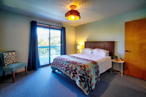 1 dormitorio con cama y ventana grande en The Atomic Squirrel Lodge Lake Gregory Getaway!, en Crestline