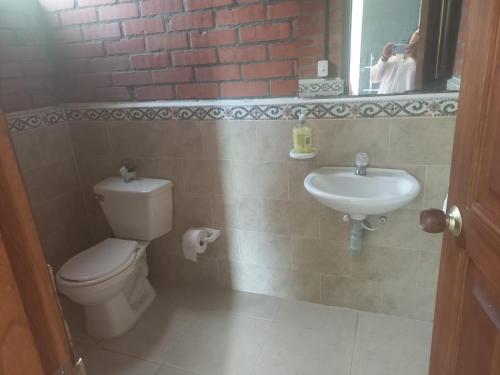 Et badeværelse på HERMOSA FINCA CON VISTA 360