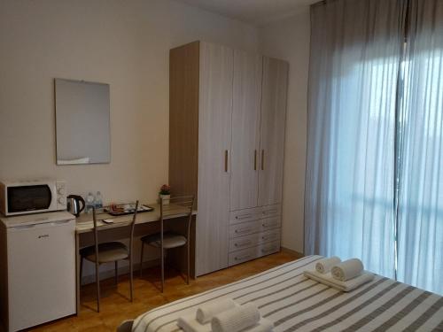 um quarto com uma cama, uma secretária e uma cozinha em Villa Giulia em Bonate Sotto