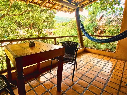 パウメイラスにあるRecanto Villa São Joãoのポーチ(テーブル、椅子、ハンモック付)