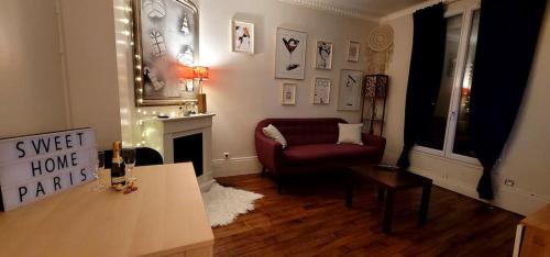 un salon avec une chaise rouge et une cheminée dans l'établissement Appartement Cosy 2 personnes, à Levallois-Perret