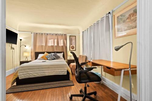 Ein Bett oder Betten in einem Zimmer der Unterkunft Unique House 6BR 6 Beds 10 PX Parking