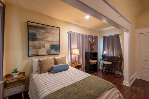 ein Schlafzimmer mit einem Bett und einem Schreibtisch darin in der Unterkunft Unique House 6BR 6 Beds 10 PX Parking in Berkeley