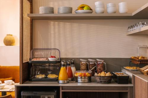 カンヌにあるYelo Belle Epoque powered by Sonderのカウンターのキッチンに様々な食材を用意