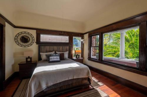 a bedroom with a bed and a large window at Unique House 6BR 6 Beds 10 PX Parking in Berkeley