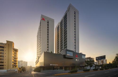 deux grands bâtiments dans une ville avec une rue dans l'établissement Santo Domingo Marriott Hotel Piantini, à Saint-Domingue