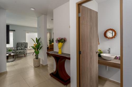 y baño con lavabo y espejo. en New°Family°Pool°Spacious°Backyard°King°BBQ°Gated en Mazatlán