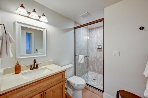 A bathroom at South Main Residences by Surf Hotel