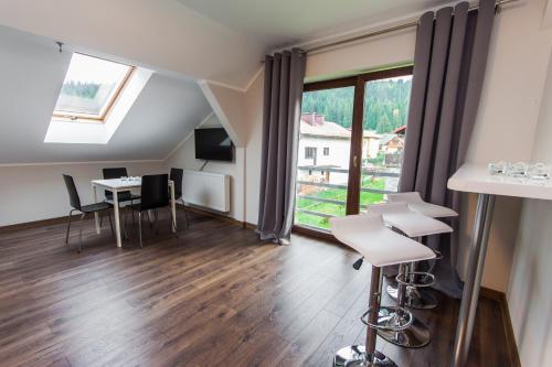 TV a/nebo společenská místnost v ubytování Apartamenty Dawna Wisła