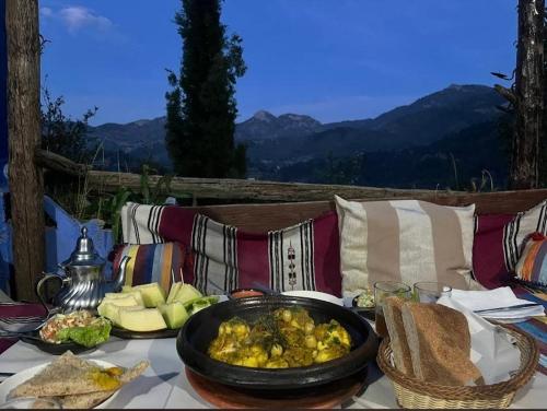 una mesa con un tazón de comida encima en Gîte de montagne Azilane, en Izilane