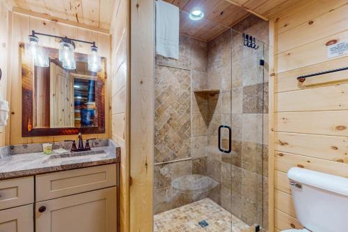 ein Bad mit einer Dusche und einem Waschbecken in der Unterkunft Up the Creek in Gatlinburg