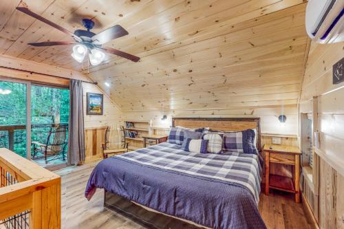 um quarto com uma cama e uma ventoinha de tecto em Up the Creek em Gatlinburg