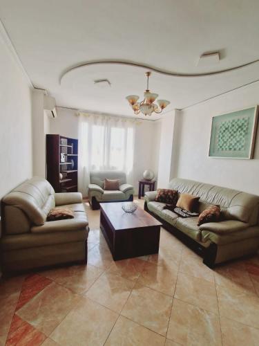 - un salon avec des canapés et une table basse dans l'établissement ORAN Frange Maritime, à Oran