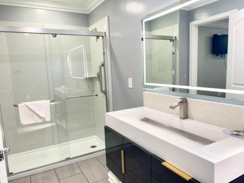 W łazience znajduje się umywalka i prysznic. w obiekcie Lone Oak Lodge w mieście Monterey