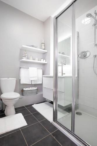 バリンローブにあるThe Foundryのシャワーとトイレ付きの白いバスルーム