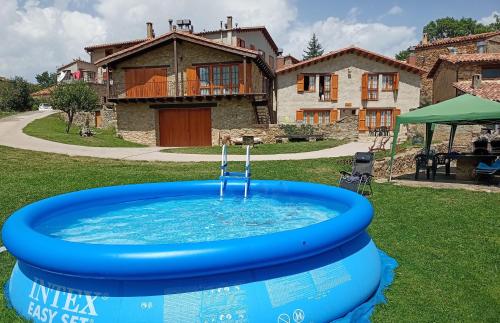 einen Whirlpool im Hof eines Hauses in der Unterkunft Can Tubau - Casa rural - Apartaments in Campelles