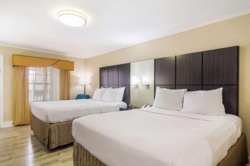 Habitación de hotel con 2 camas y almohadas blancas en Best Western Historic Bayfront, en St. Augustine