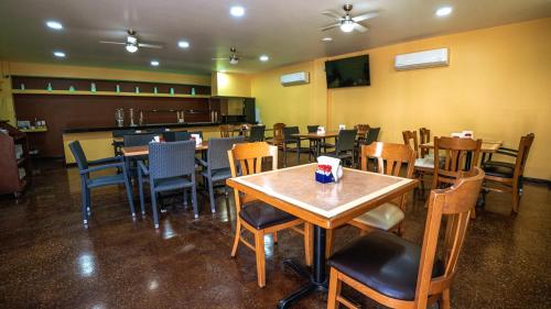 Restoran atau tempat lain untuk makan di Express by Las Misiones
