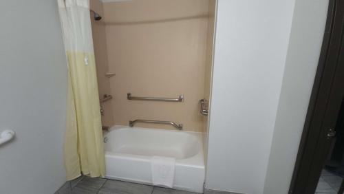 ein Bad mit einer Badewanne in einem Zimmer in der Unterkunft Best Western West Valley Inn in West Valley City