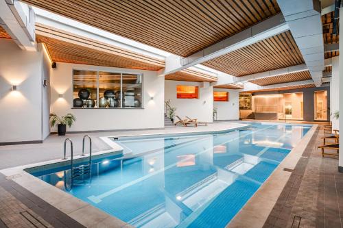 uma piscina interior com uma grande piscina em Radisson Blu Daugava Hotel, Riga em Riga