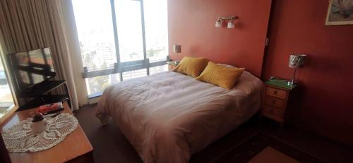 a bedroom with a bed and a large window at Apartamento en el mejor lugar frente a Embajada de Estados Unidos in La Paz