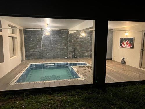 uitzicht op een zwembad in een huis bij Dar Nfis piscine hydro massage Privée, jet ski, Agafay in Lalla Takerkoust
