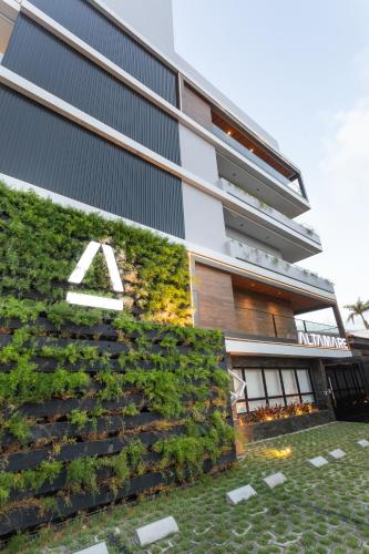 a building with a green wall at Loft com jacuzzi privativa frente mar do Bessa in João Pessoa