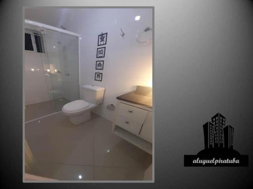 uma casa de banho branca com um WC e um lavatório em Apenas 5 min das Àguas Termais, lindo apto 204 em Piratuba