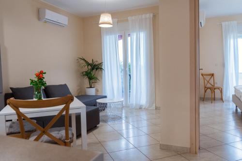 een woonkamer met een bank en een tafel bij Marine Apartments Venetiko in Chios