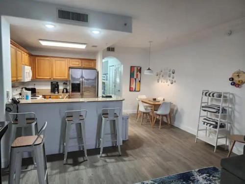 cocina y comedor con barra y sillas en Orlando 3rd Floor - Blue Heron, en Orlando