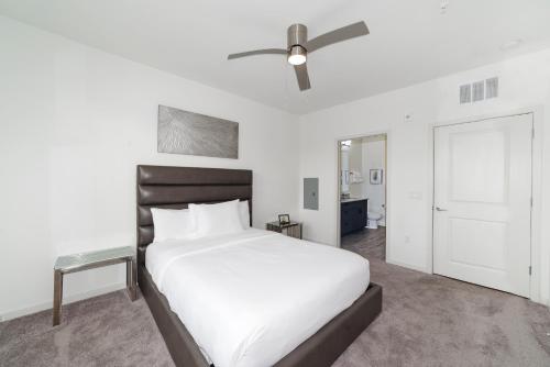 Katil atau katil-katil dalam bilik di Rise Thirty Fourth Apartments by Barsala